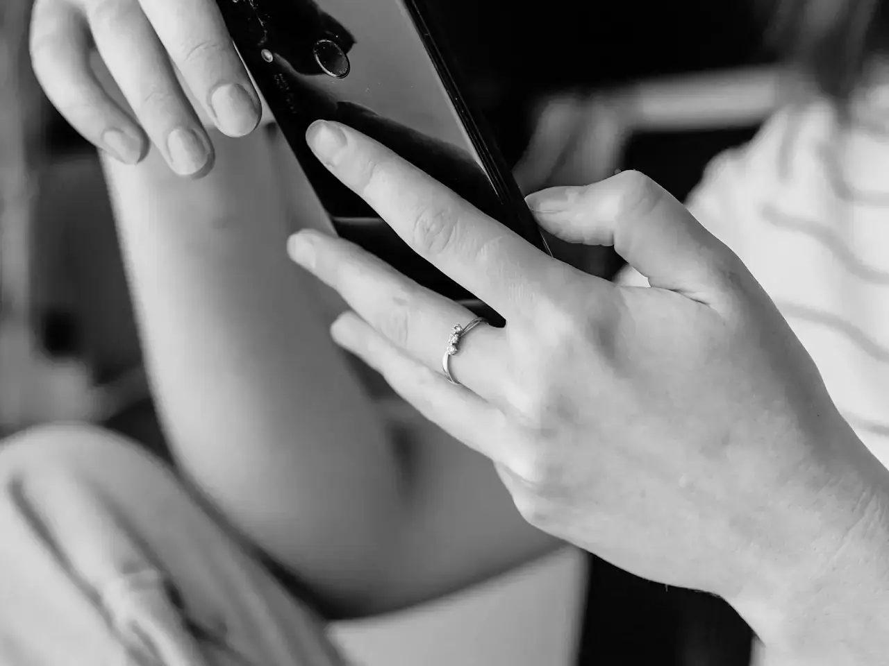 Telefonunda sosyal medya akışına bakan bir kişinin elleri